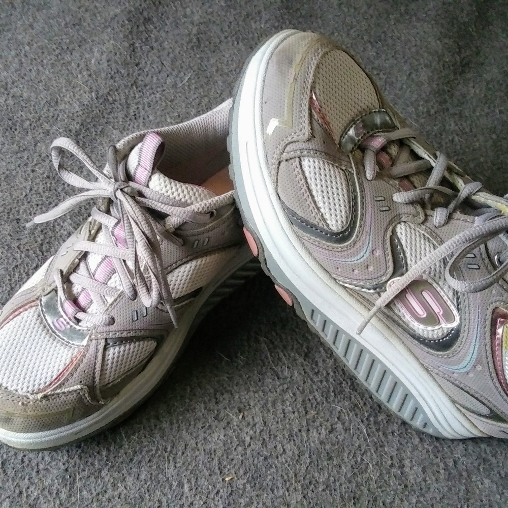 SKECHERS Atheltic sneakers.